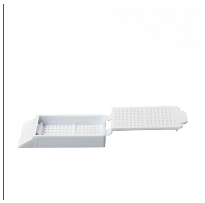 Cassettes para biopsia, inclinación 45°, blancos. Cat. M499-2. Con rejilla cuadrada.  Cajas de1500 uds en 3 bolsas de 500uds. Capsula